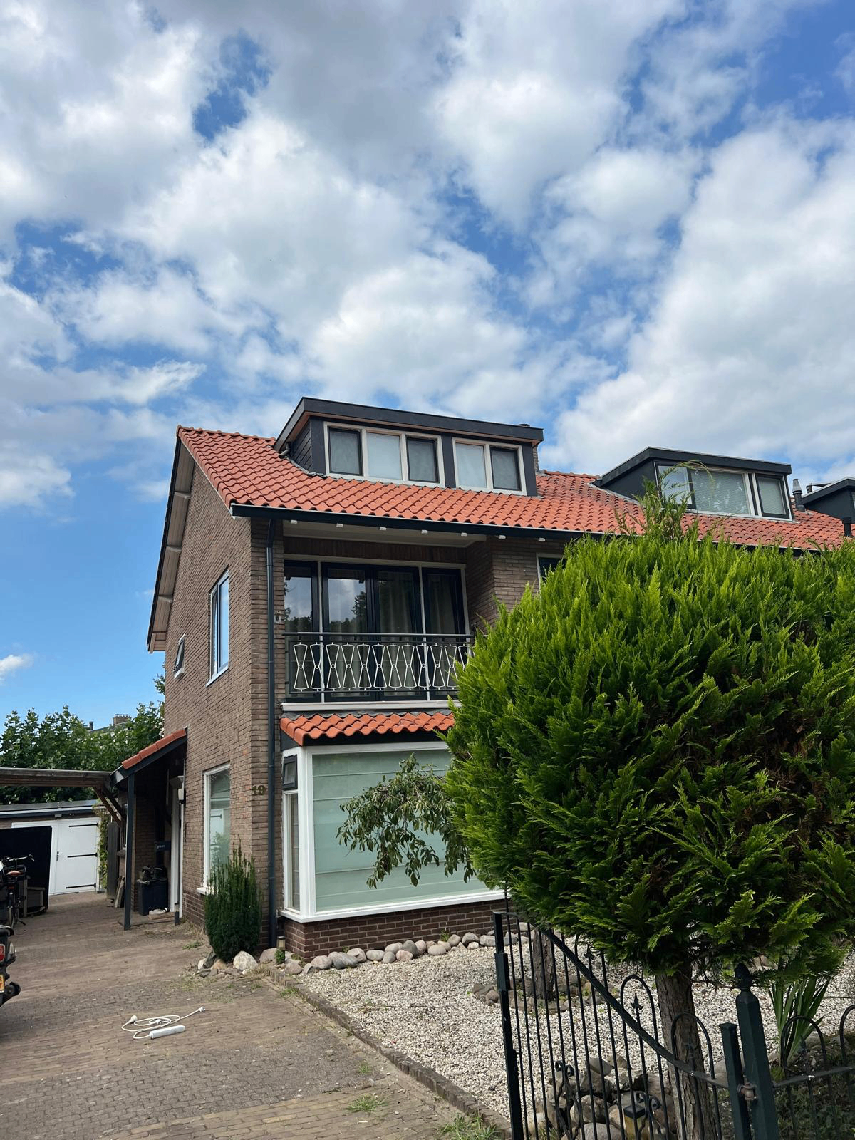 Gerenoveerd pannendak Sliedrecht vanaf de straatzijde met dakkapel
