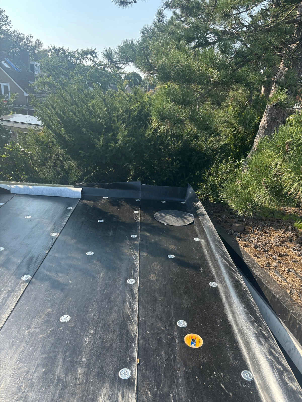 Detail dakrand met bevestigde onderlaag bitumen Heiloo