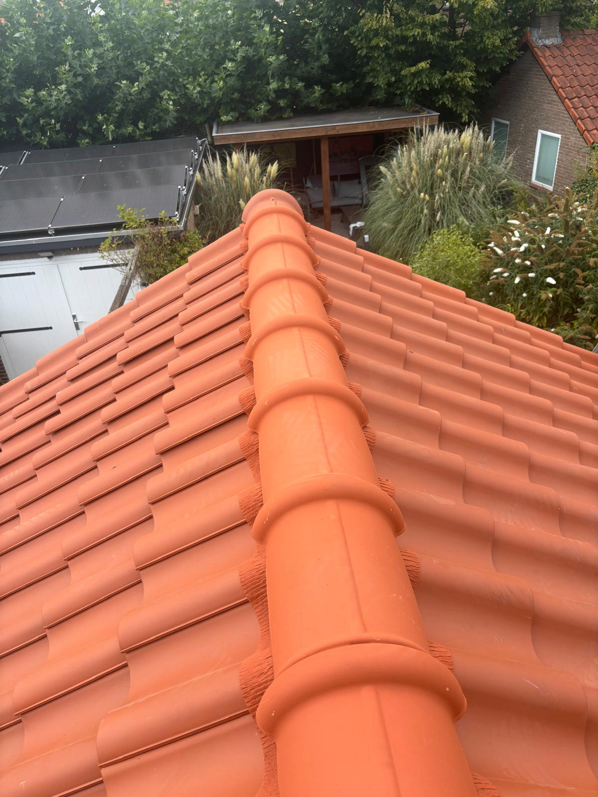 Detail nokvorst en aansluiting nieuwe dakpannen Sliedrecht