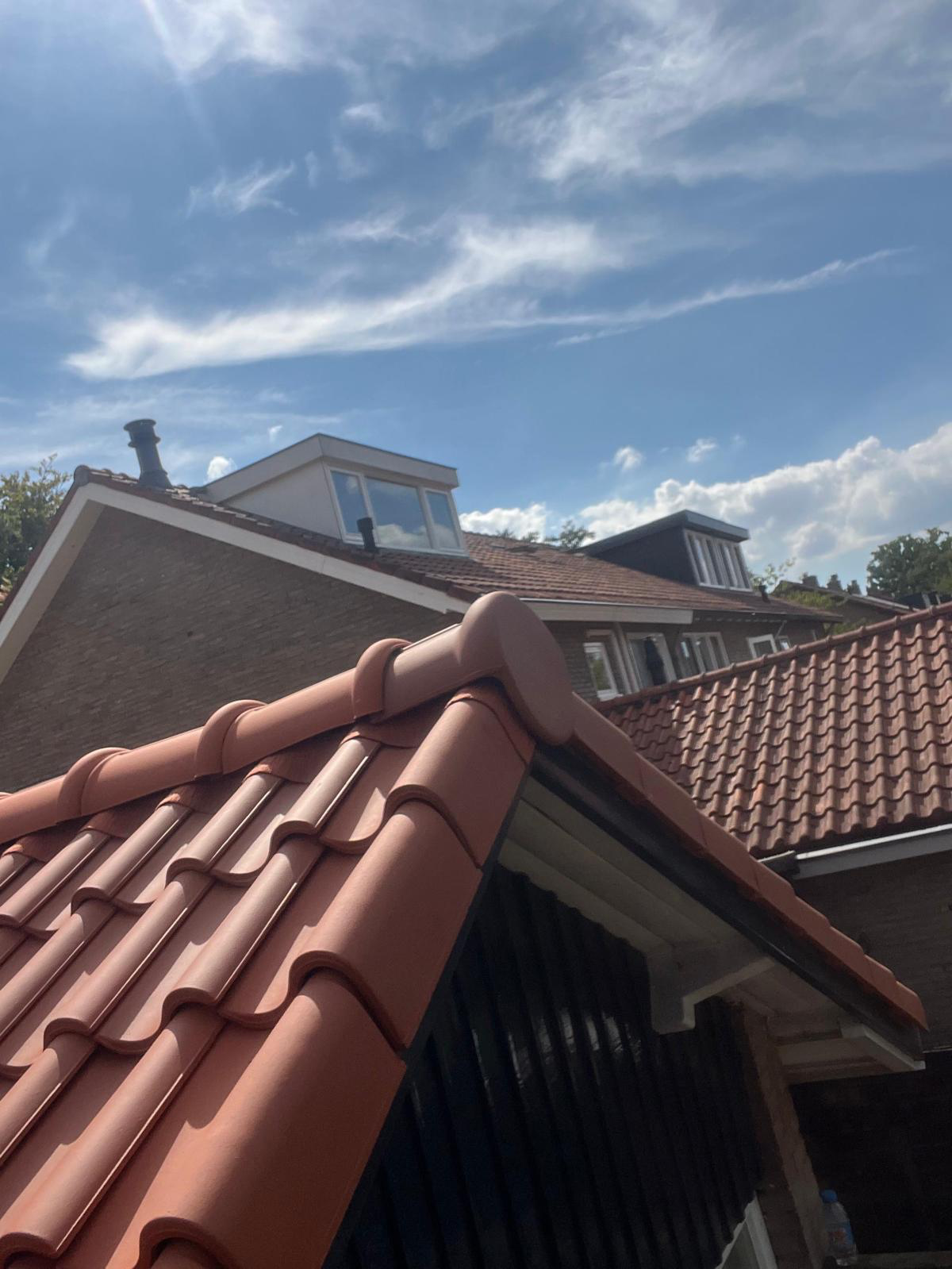 Detail nokvorst en nieuwe dakpannen bij dakkapel Sliedrecht