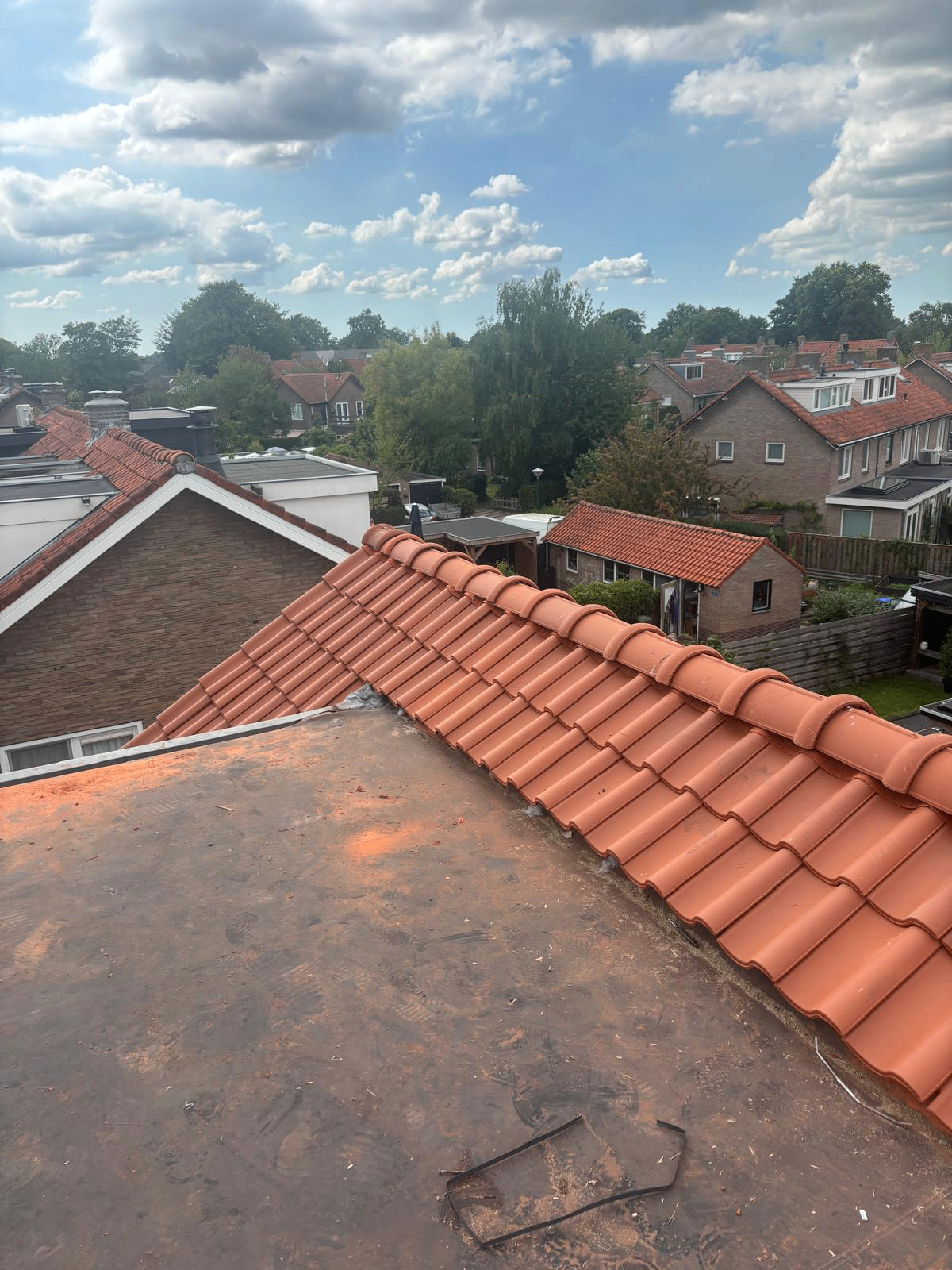Overzicht pannendak Sliedrecht met uitzicht over de wijk