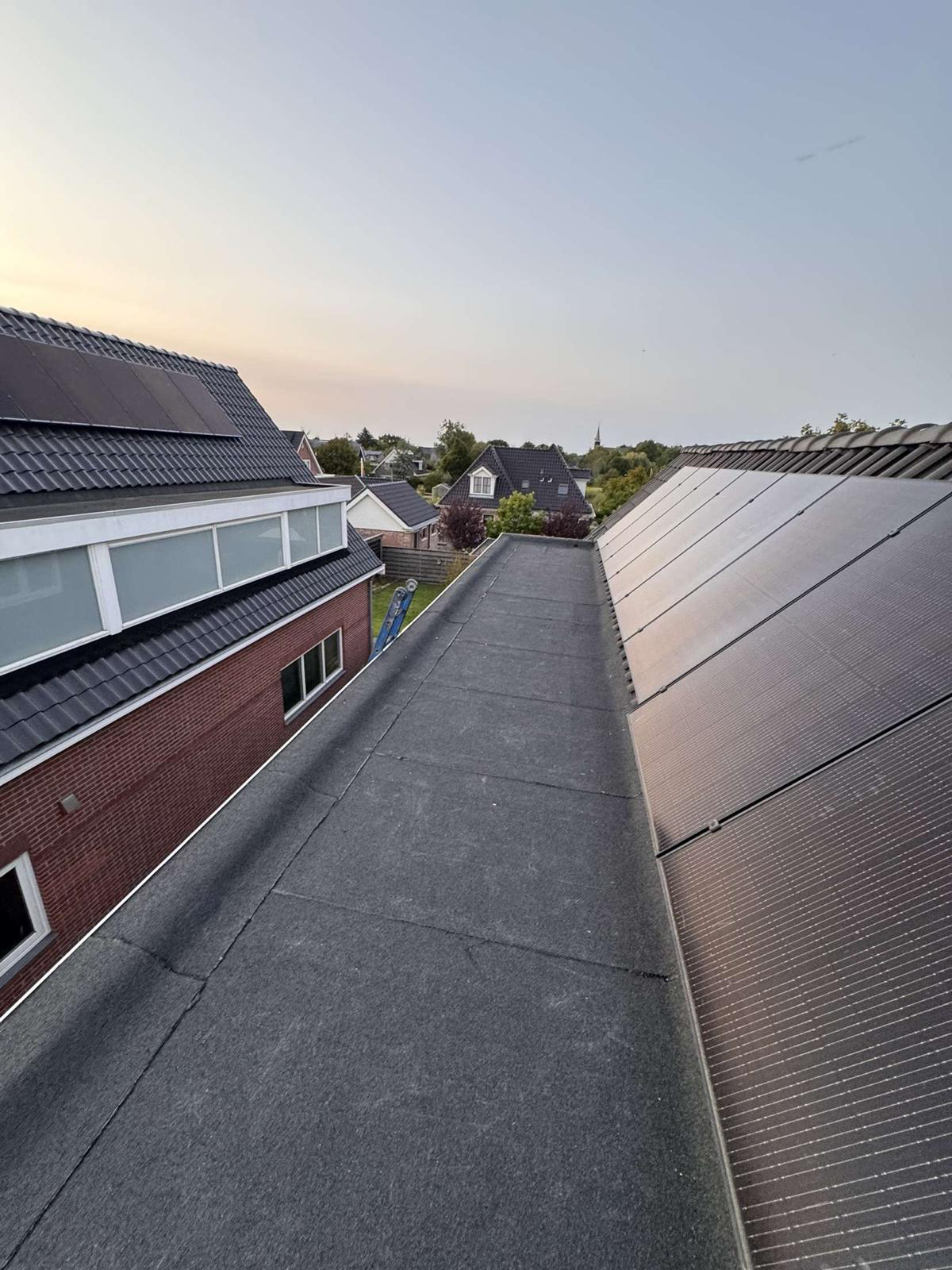 Gerenoveerd plat dak in Leiden naast zonnepanelen op het schuine dak