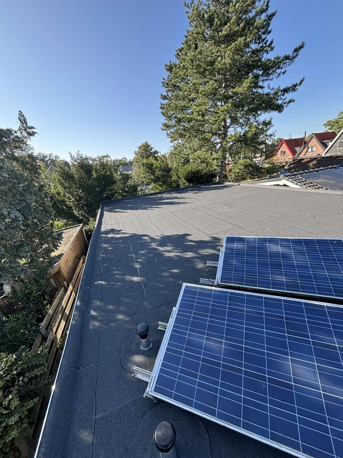 Plat dak Heiloo met herplaatste zonnepanelen na renovatie